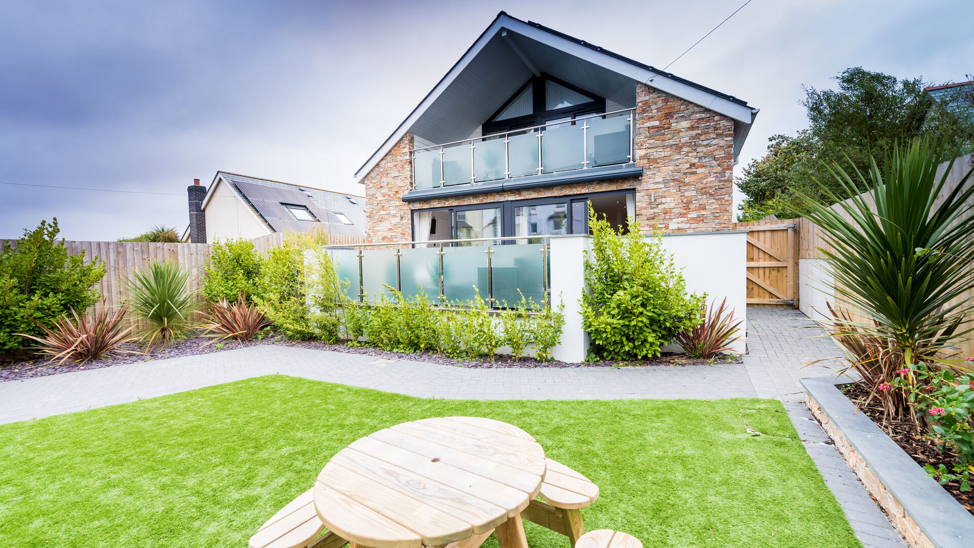 The garden space at Pebble Ridge apartment in Westward Ho!