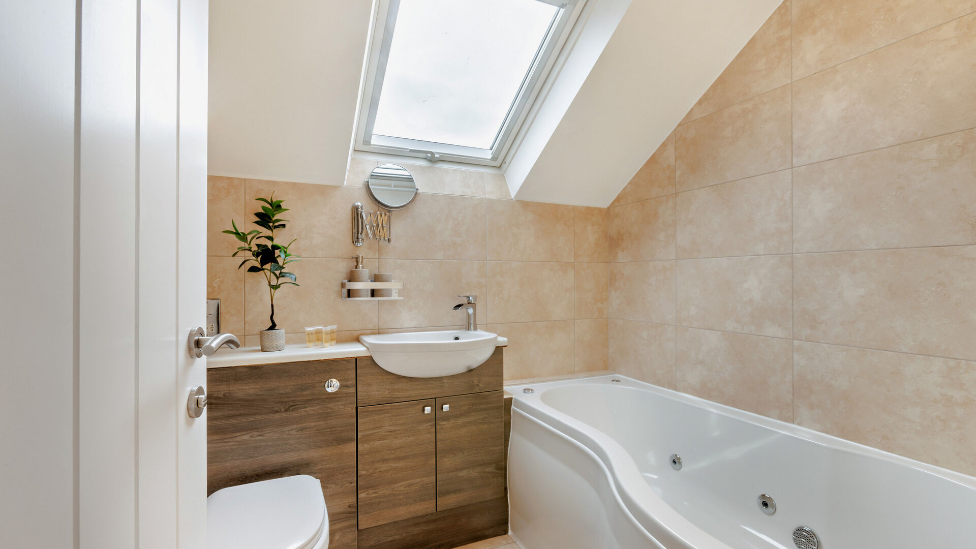 the bath with jacuzzi in the Beachcomber apartment 