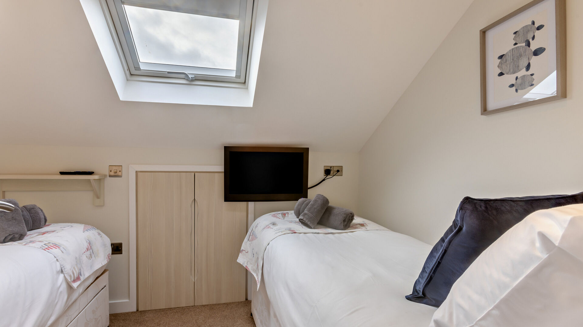 the twin bedroom in the Beachcomber apartment 