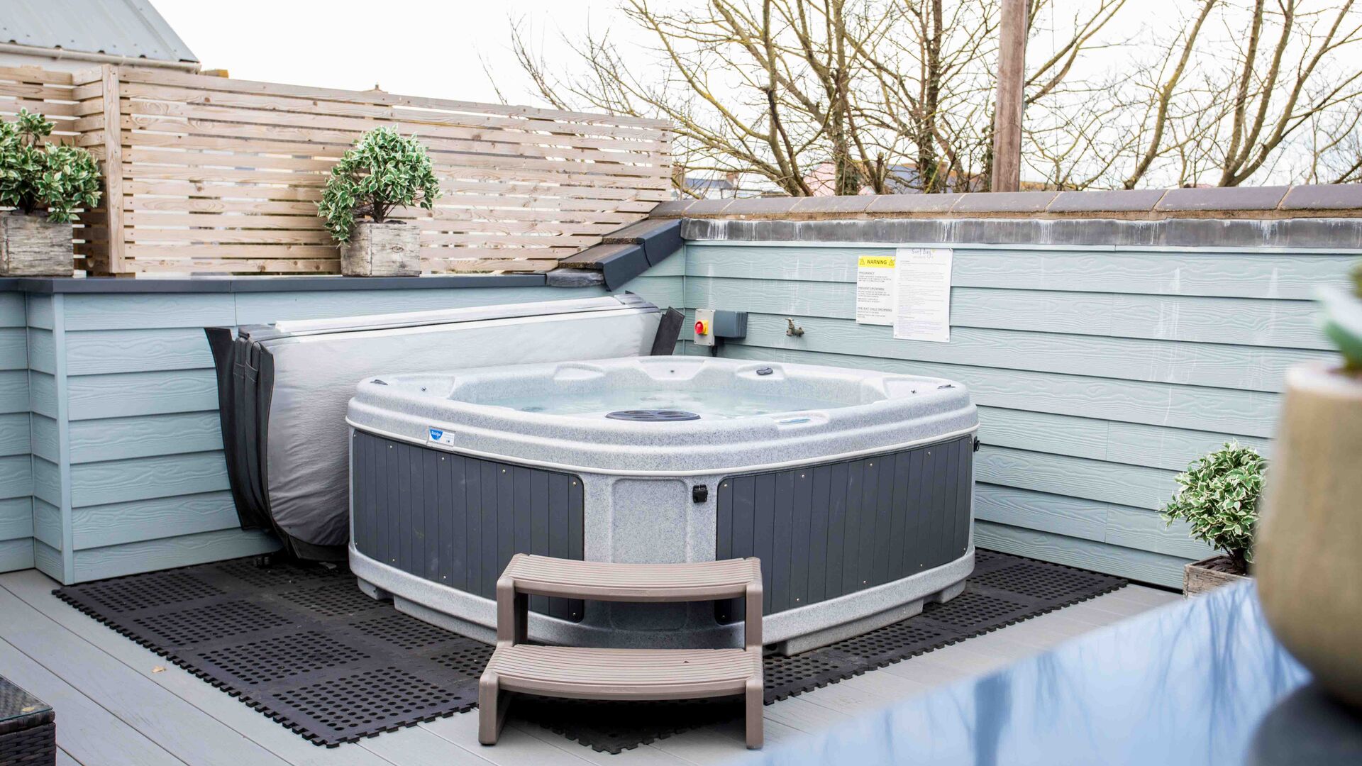 the hot tub holiday apartment in westward Ho!