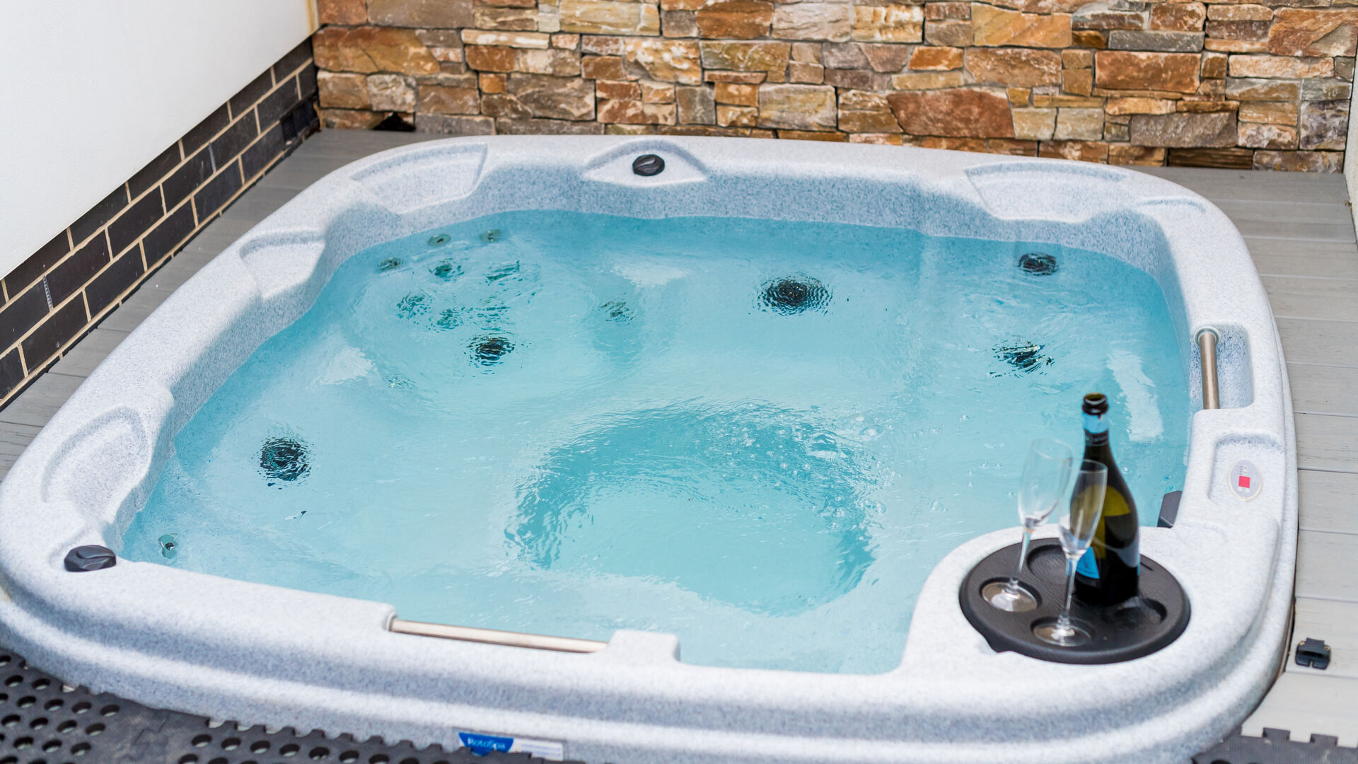 The outdoor hot tub at Pebble Ridge apartment