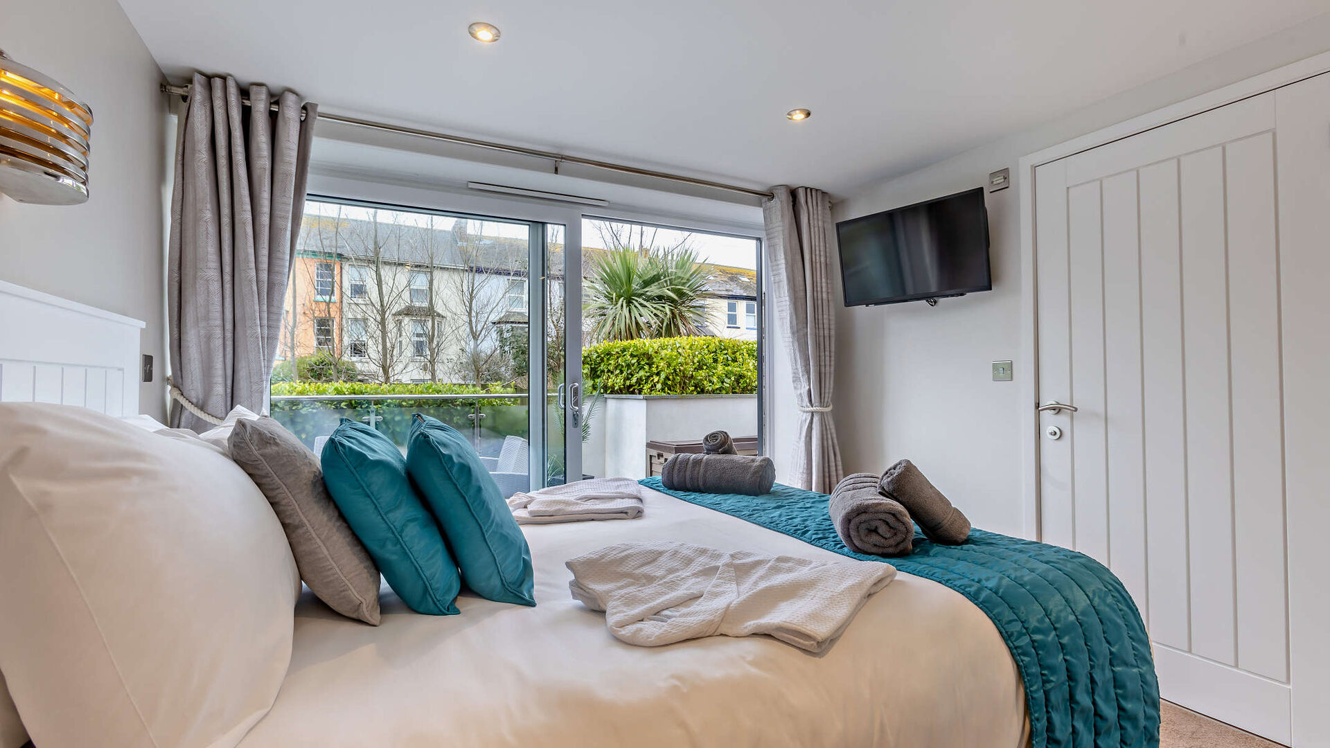 The luxury double bedroom at Pebble Ridge