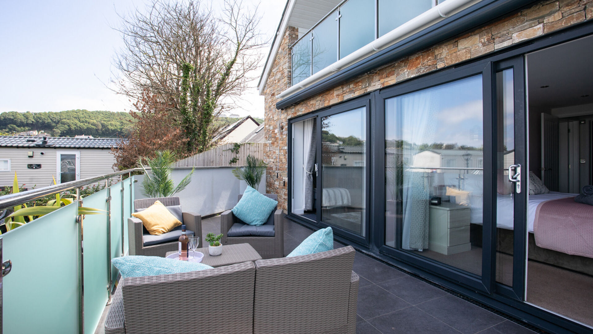 the balcony with hot tub at the Sandymere apartment westward Ho!