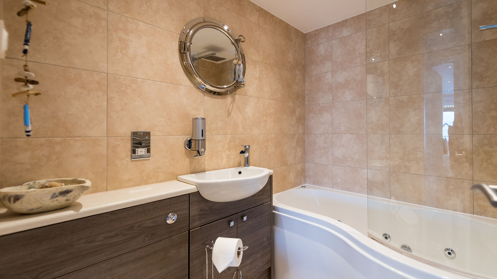 the jacuzzi bath in the Sandymere apartment